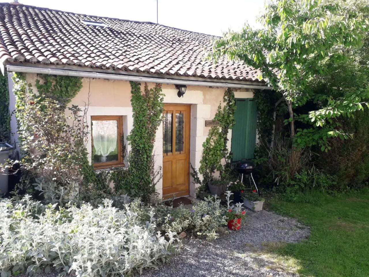 Tranquille Vienne Gites A Chirac Dept Charente Exterior photo