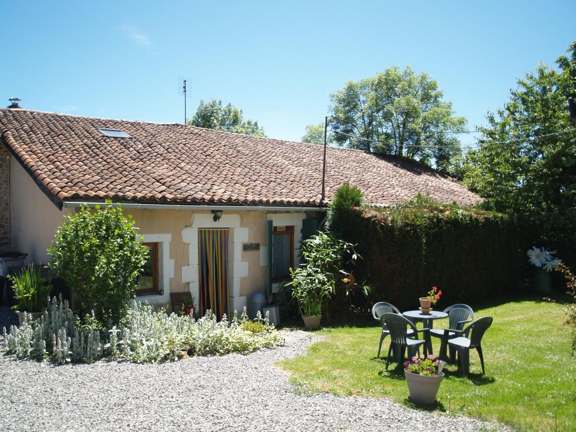 Tranquille Vienne Gites A Chirac Dept Charente Exterior photo